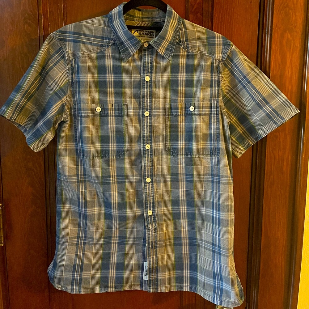Mountain khaki short sleeve woven shirt with two chest pocket and button closure